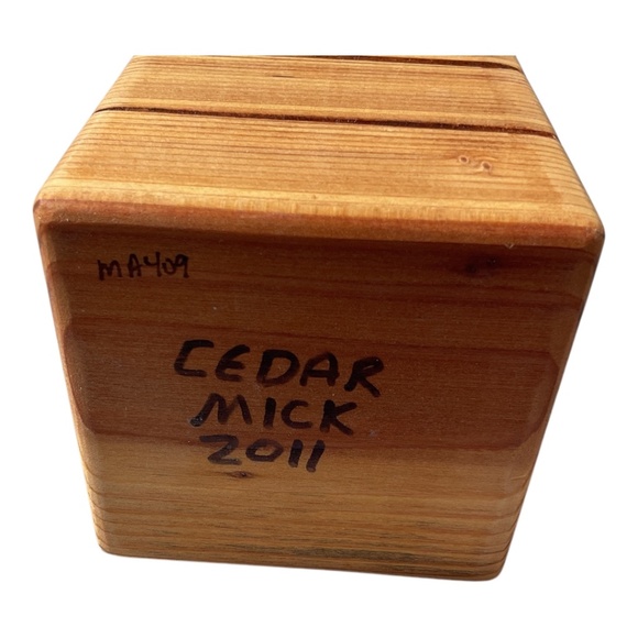 Handcrafted Wood Holder Cedar Wood signed 2011 - Picture 6 of 9